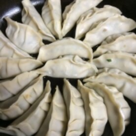 とまらなくなる焼き餃子 レシピ 作り方 By カオリmamaの部屋 楽天レシピ とまらなくなる焼き餃子 レシピ 作り方 By カオリmamaの部屋 楽天レシピ